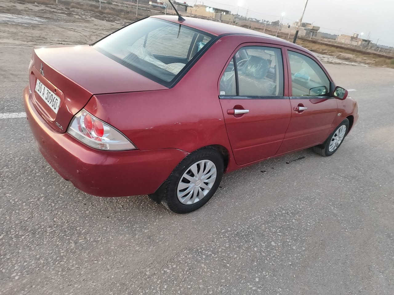 السلام عليكم.لانسر ٢٠١٠ رقم قادسيه دولي سنويه جديده بيه صبغ قطعتين اثر جراد شرط .مكفوله من الضربه السعر ٧٣ وبيه مجال حداديه تخم تاير جديده كهربائيات كلها شغاله .غرفته كلش نضيفه 
مكان ديوانيه شاميه الرقم ***********
