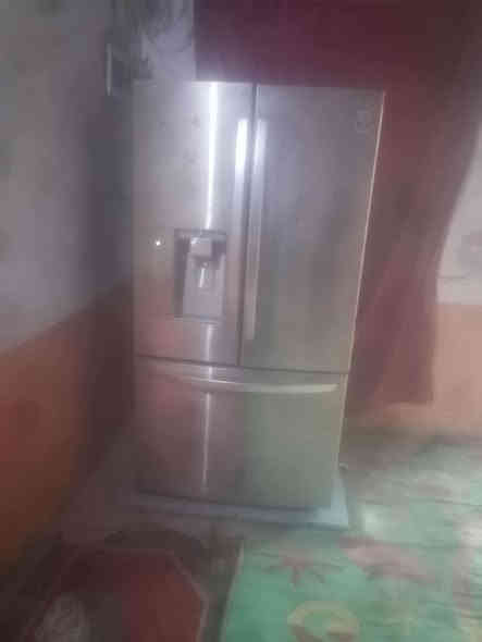 السلام عليكم 
ثلاجه للبيع نضيفه
استعمال قليل 
السعر 550 وبيه مجال 
للاستفسار 
الاتصال ***********
