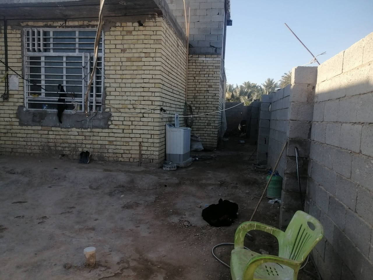 بيت في كربلاء شارع الحافظ قرب المشتل ملك صرف سند خمسه وعشرين مساحة متين وخمسين متر    يحتوي على غرفتين  5 في 4 صاله 10 في 5 مطبخ اربعه بخمسه مضيف  8 في 4
 تبليط للباب رساله كهرباء مولده كامل خدمات ملاحضه نقص البيت فقط بياض                              ***********
