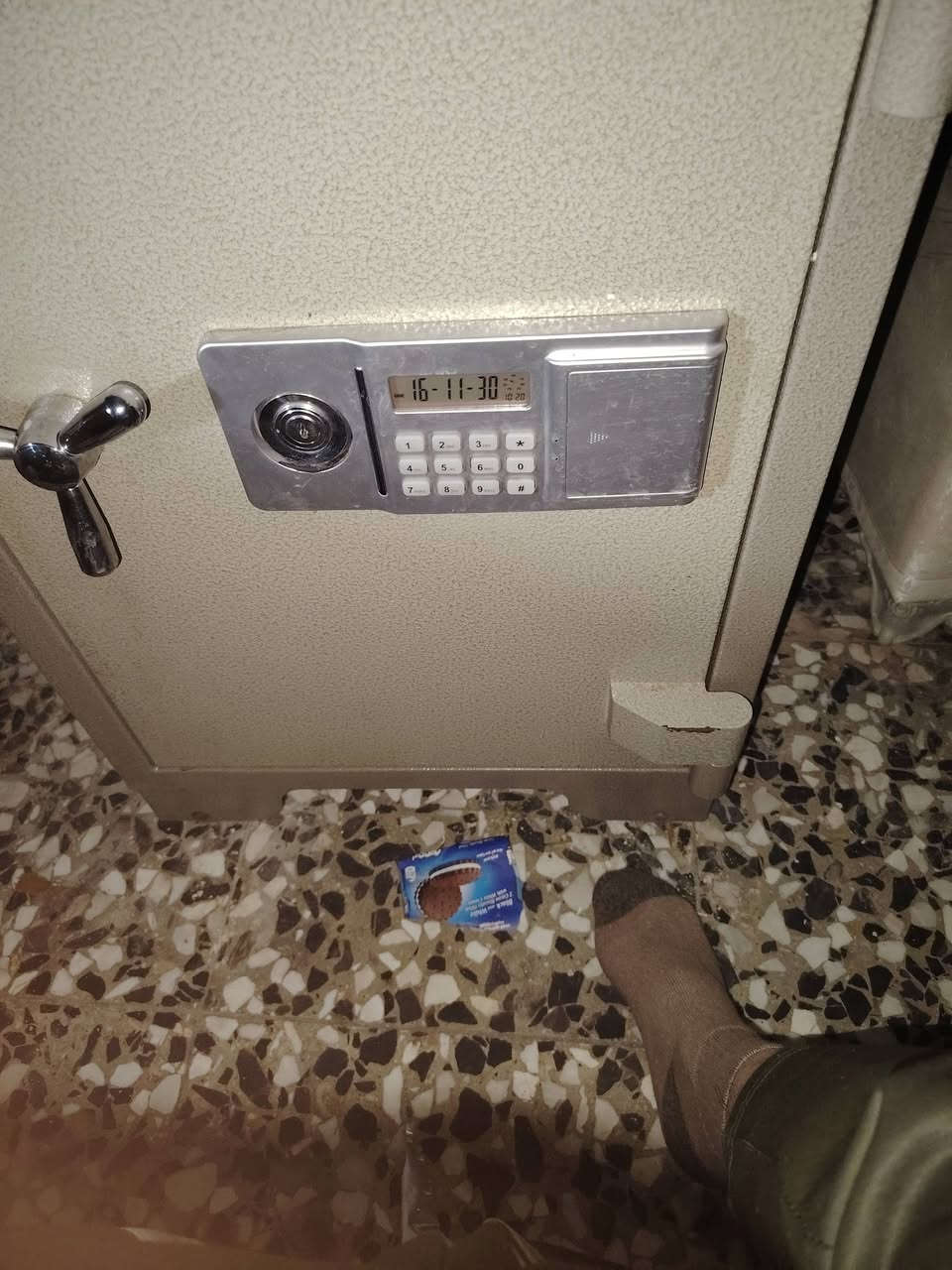 قاصة للبيع فولاذ ضد الرصاص الماني مكاني بغداد حي النصر قرب العيادة الشعبيه رقمي *********** الرقم معلق اتصل واتساب قاصه اخت الجديدة وزن 180 كيلو
