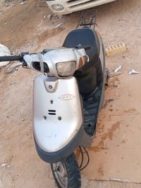 دراجه بطه للبيع شغاله نقصها بس كابريتر كابريترها يكطع وكهرباياتها شغال...