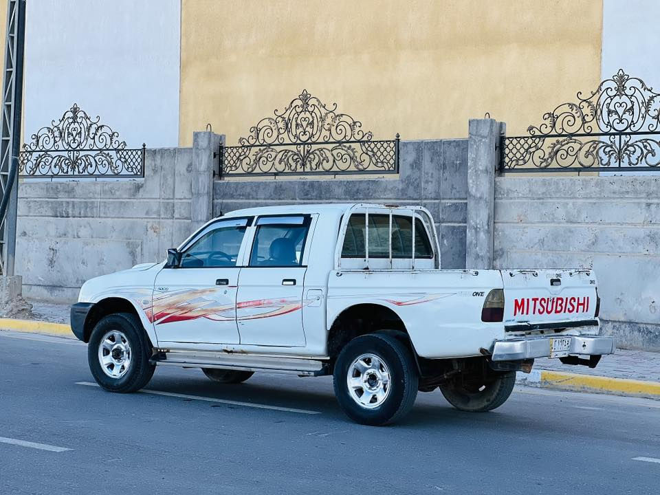 مستبوشي فورويل مديل 2006 سعر  63  وبيه مجال للاستفسار الاتصال ***********  مكفولة من صبغ ضربه وتبديل سياره جديده  وجاهزه وأي نقص مابيهه مكينه  كاز  مواصفات جام كهربائي مري كهربائي.   مكينه وكير  مكفولات حداديه جديدهه تخم تاير جديد رقم بغداد مشروع وطني مكان سياره كربلاء المقدسة
