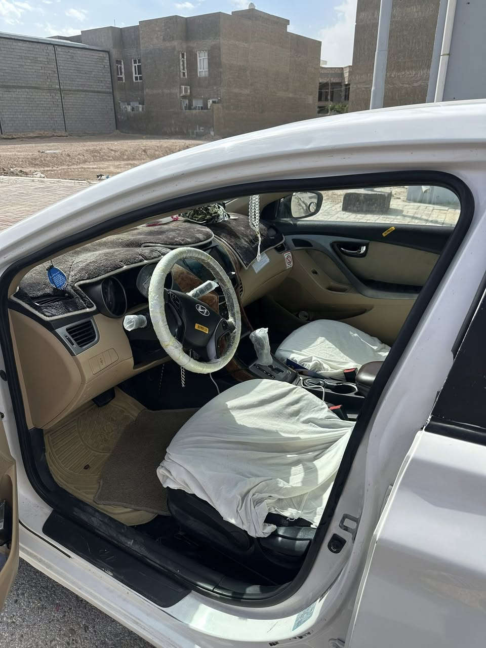 السلا عليكم
هيونداي النترا  موديل 2014
وارد خليجي مكينه 1800 دوش
مواصفات معروفه
رقم اربيل تحويل ثاني يوم
السياره حلوه تبريد ثلج وخير من الله 
سعره99 وبيه مجال بسيط…
*********** واتس اب فقط
