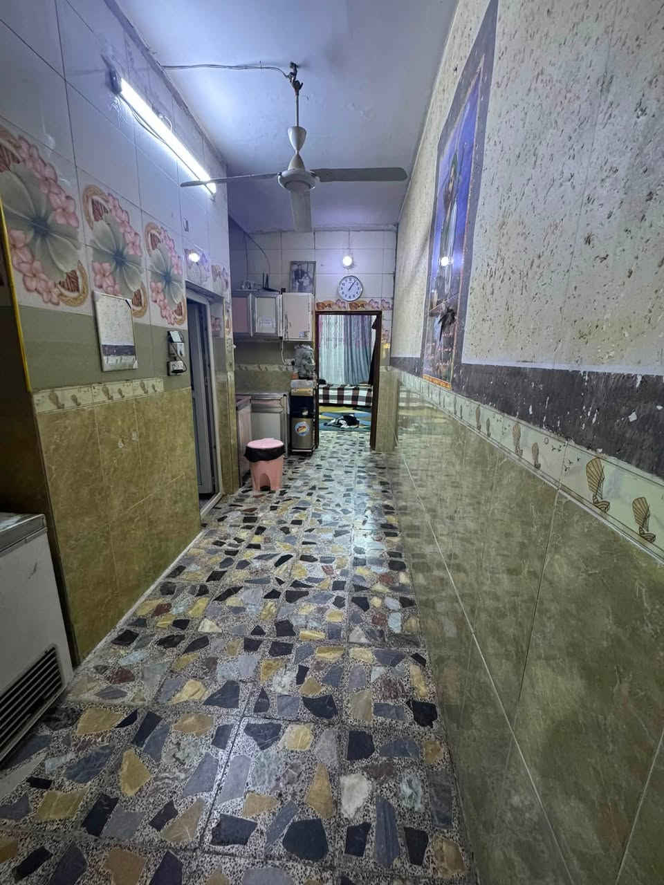 بيت للبيع / طابو ملك صرف
الموقع الشعب نهاية الفورتات مجاور مستشفى الزهراء الاهلي 

المساحه79متر  واجهه 3.5 نزال 22.5

 بناء 2017

البيت مدخل واحد +طابق واحد 

-الطابق الاول / طرمه +حمام خارجي + استقبال + غرفة +مطبخ + حمام+ترك

-الطابق الثاني/ يحتاج اله بناء ١٠ سوف طابوق يكمل +بيتونه كامله 

الُبيت داخل فرع مغلق مرتب من كل نواحي 

 شارع عريض 10

للاستفسار الاتصال على رقم هاتف ***********

السعر 90 مليون قابل للتفاوض
