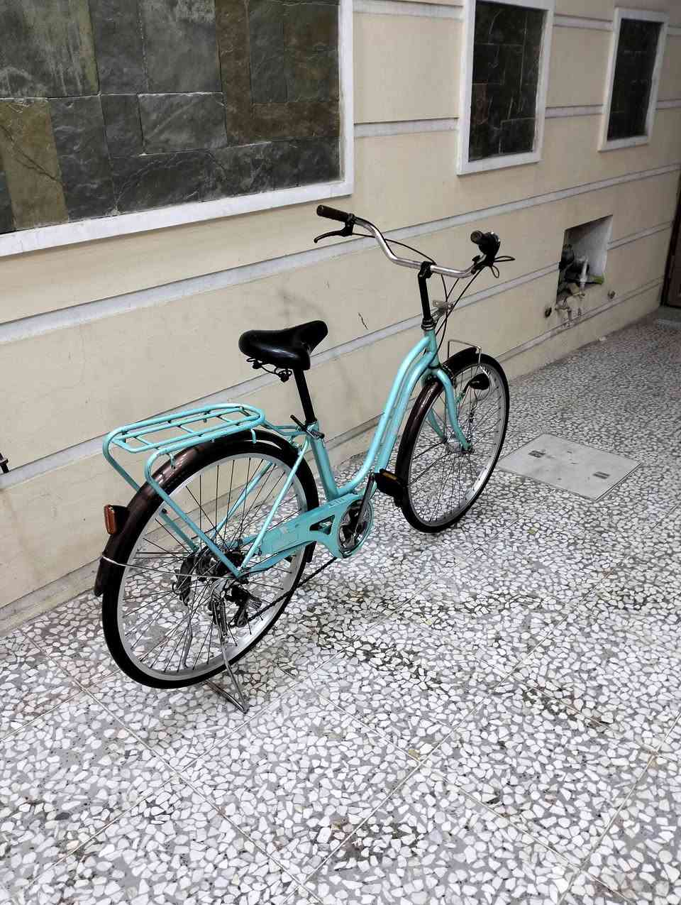 السلام عليكم بايسكل بطه حجم 26 موديل 2016 ياباني حاويه گير وعگرب وحساس داينمو شغال السعر 90 وبي مجال بغداد المشتل رقم الهاتف ***********
