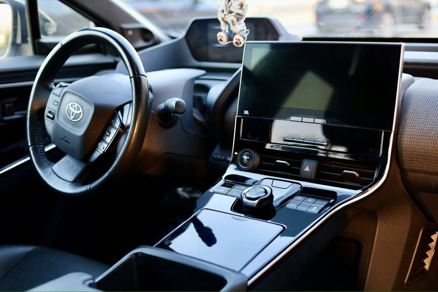 سلام عليكم ..
للبيع  BZ4X موديل 23 اعلى فئة LIMITED 

مدى القيادة:
• 222 ميل (357 كم) نسخة الـ AWD Limited. 

ماشية 75 الف كيلو

 • رادار ومثبت سرعة ذكي
 • نظام البقاء في المسار
 • نظام الكبح الأوتوماتيكي
 • نظام صوتي: JBL 

اعلى مواصفات بالـ bz4x
صبغ الجنطة وبارد باب السائق وشويه بطرف البنيد

السعر 155 
مستعجل على البيع وماكو هيج سعر

مكان السيارة النجف
***********
د.يعسوب الدين
