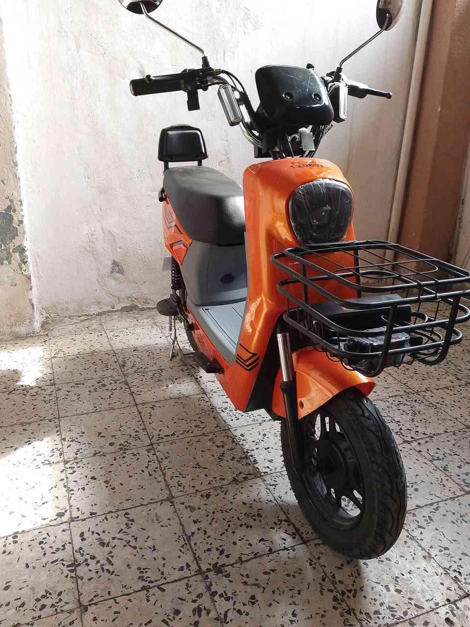 السلام عليكم...
دراجة شحن للبيع 
نوع VIP اللون برتقالي 
شغال ونظيف نشرات 
كامل مكمل كدام العين 
4 بطاريات مزيد من التفاصيل 
اتصال ع رقم 
تواصل ***********
السعر 360 الف
