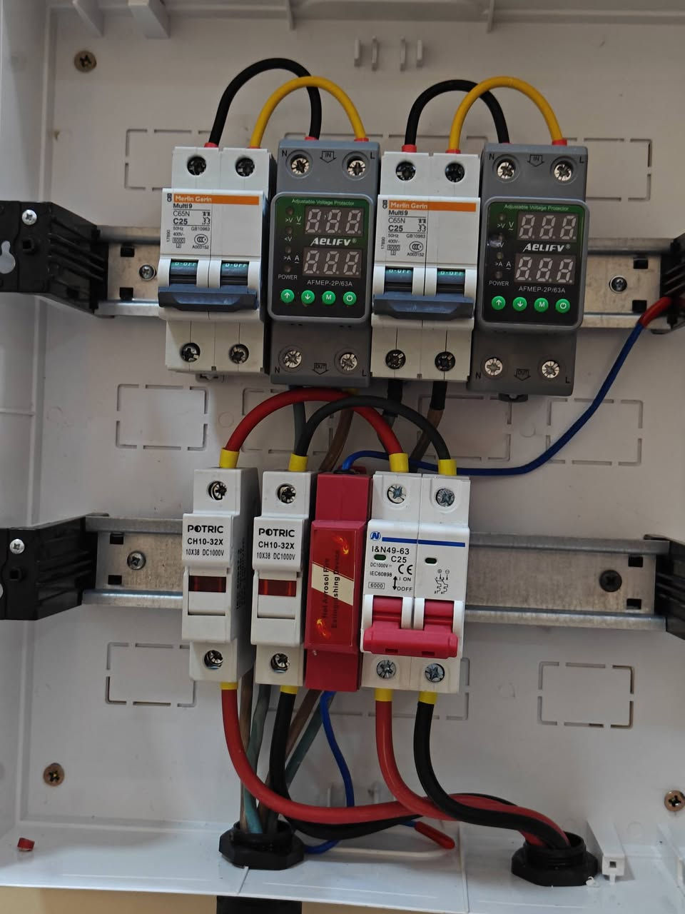 ☀️ تم التنفيذ: منظومة طاقة شمسية ذكية بكفاءة عالية ☀️
​تستمر سمارت هوم (Smart Home) للتميز في تقديم حلول الطاقة المتجددة، حيث نضع بين أيديكم أحدث التجهيزات لضمان استمرارية التيار الكهربائي بأعلى أداء.
​تفاصيل المنظومة المنفذة:
​الألواح: 10 ألواح من نوع LONGI 7 المتطورة (قدرة إنتاجية عالية لتغطية الاحتياج اليومي).
​الإنفيرتر: جهاز DEYE بقدرة 6 كيلو واط (أداء ذكي واعتمادية عالمية).
​التخزين: بطارية Strong لضمان استقرار الطاقة.
​كفاءة التشغيل:
⚡ النظام النهاري: قدرة تشغيلية تصل إلى 20 أمبير مباشرة من الشمس.
🌙 النظام الليلي: سحب هادئ ومستقر يصل إلى 15 أمبير عبر البطاريات.
​نحن في سمارت هوم للتأسيسات الكهربائية نعتمد دائماً على الحسابات الدقيقة لضمان أطول عمر افتراضي للمعدات وأفضل استغلال للطاقة النظيفة.
​📍 خدماتنا تشمل: تصميم، تركيب، وصيانة منظومات السيطرة والطاقة المتجددة.
📞 للاستفسار أو الحجز: (***********)
​#طاقة_شمسية #سمارت_هوم #الكهرباء_الحديثة #LONGI #DEYE #العراق
