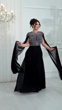 متوفر الآن فستان من ماركة خيال بتصميم راقٍ يعكس الذوق الرفيع والحضور ا...