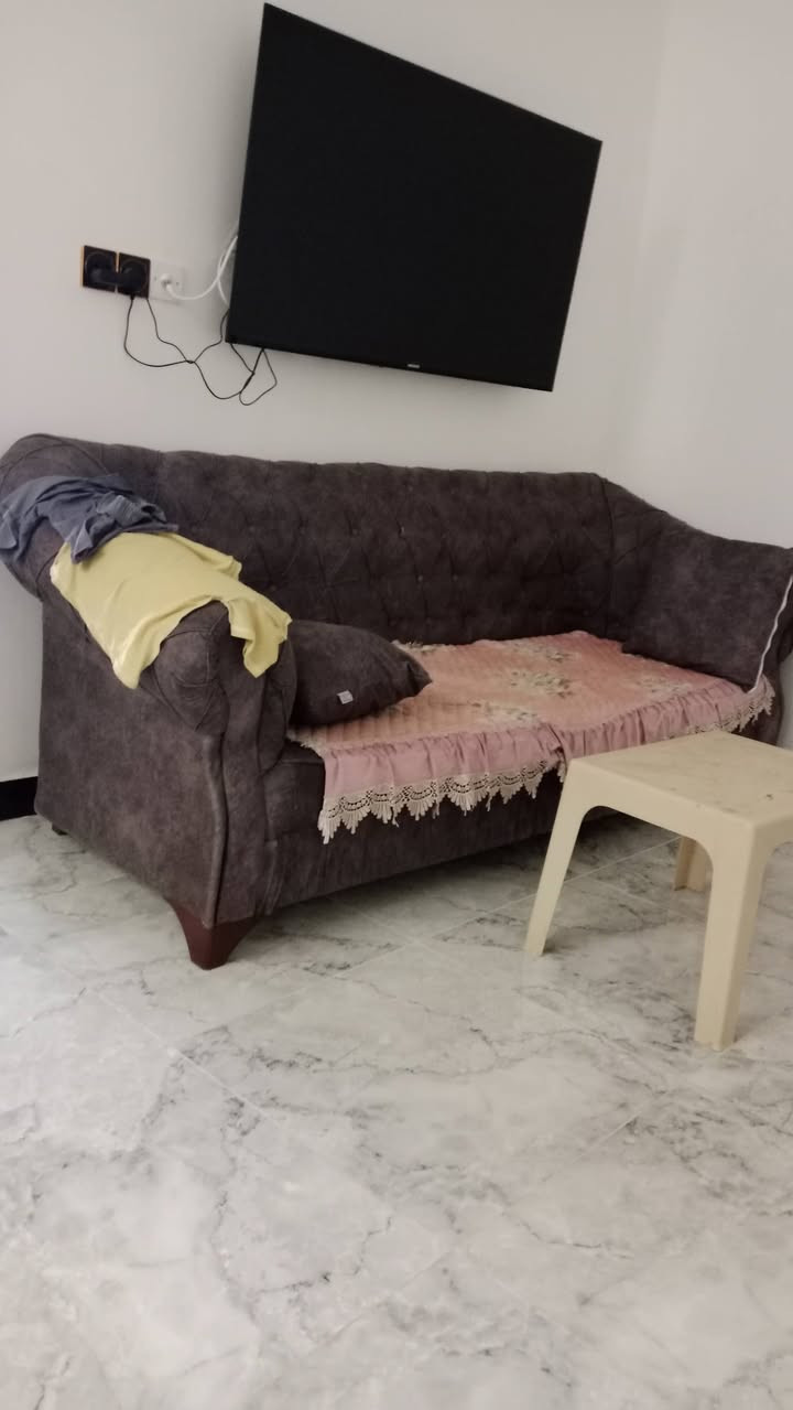 للبيع نظيف جدا وجديد ... ثنين كبار واربع كراسي *********** ورديه خارج شارع المشجر
