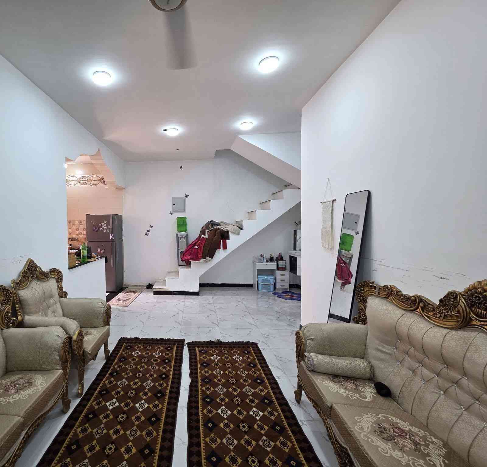 السلام عليكم دار سكن للبيع حديث السعر 37 وبي مجال في الكوت منطقة حي الحكيم نزلة بيت زرزور بالقرب من الشارع العام مساحتة 100م مربع البناء طابوق والسقف صب مسلح والارضية والجدران سيراميك ويتكون البيت من غرفة وصالة ومطبخ واستقبال وصحيات داخلية وخارجية ومرقم من قبل البلدية الاستفسار الاتصال على هذا الرقم ***********
