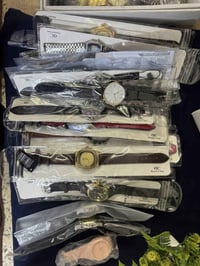 اخوان عندي ساعات جديده بل باكيت ردت افتح بيهن مشروع ومصارت عدد القطع (...