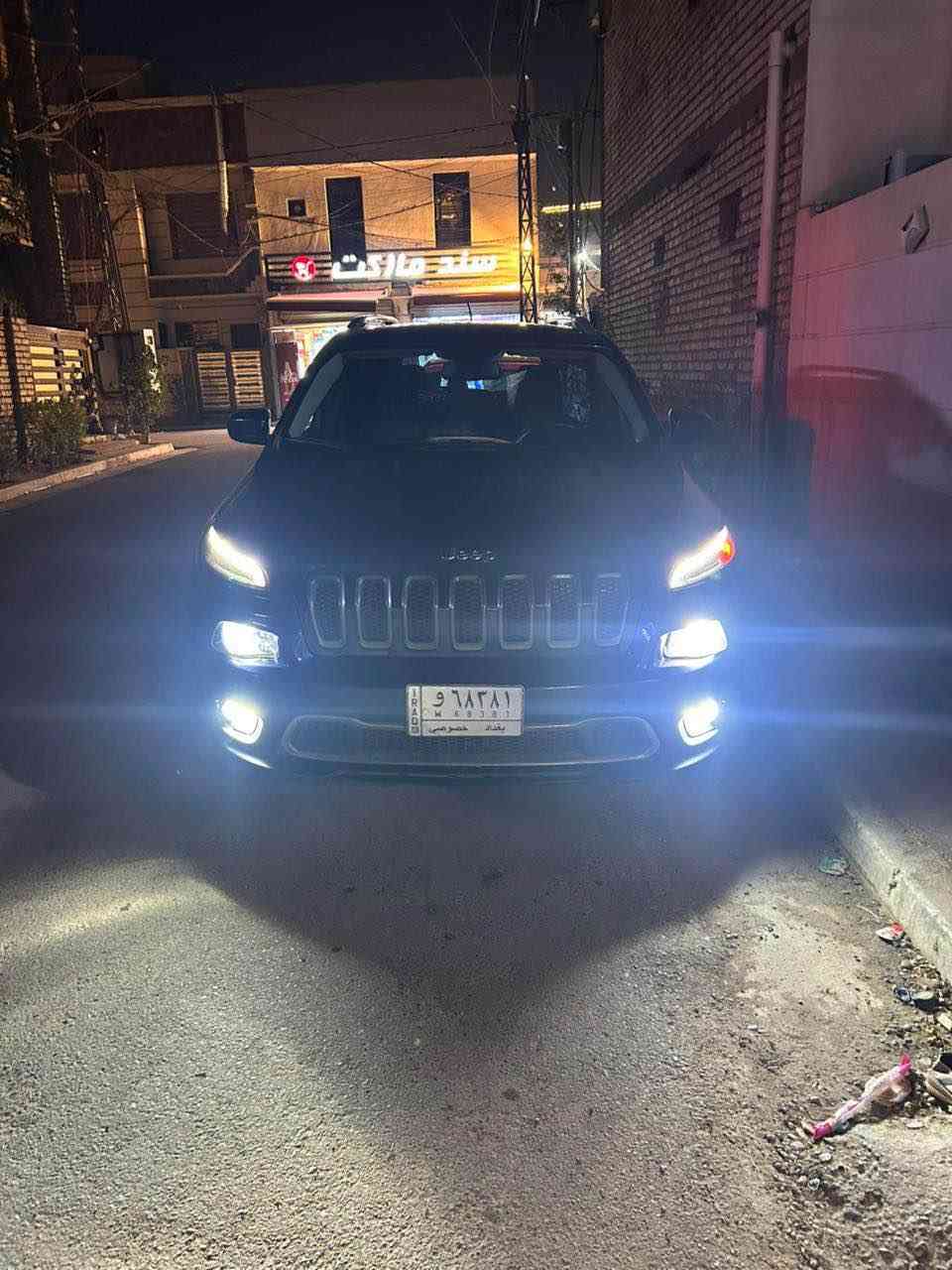 جيب شروكي بزون موديل 2018 , مواصفات عادية امريكية حادث بسيط جدا بدون ايرباك مطاك
السيارة ماشية 89 الف ميل , سعة المحرك 2400 اربعة سلندر ,  رقمها بغداد  
مكان السيارة بغداد حي الجهاد
السعر 113،000$ (113 ورقه)
موبايل : *********** بغداد, العراق
