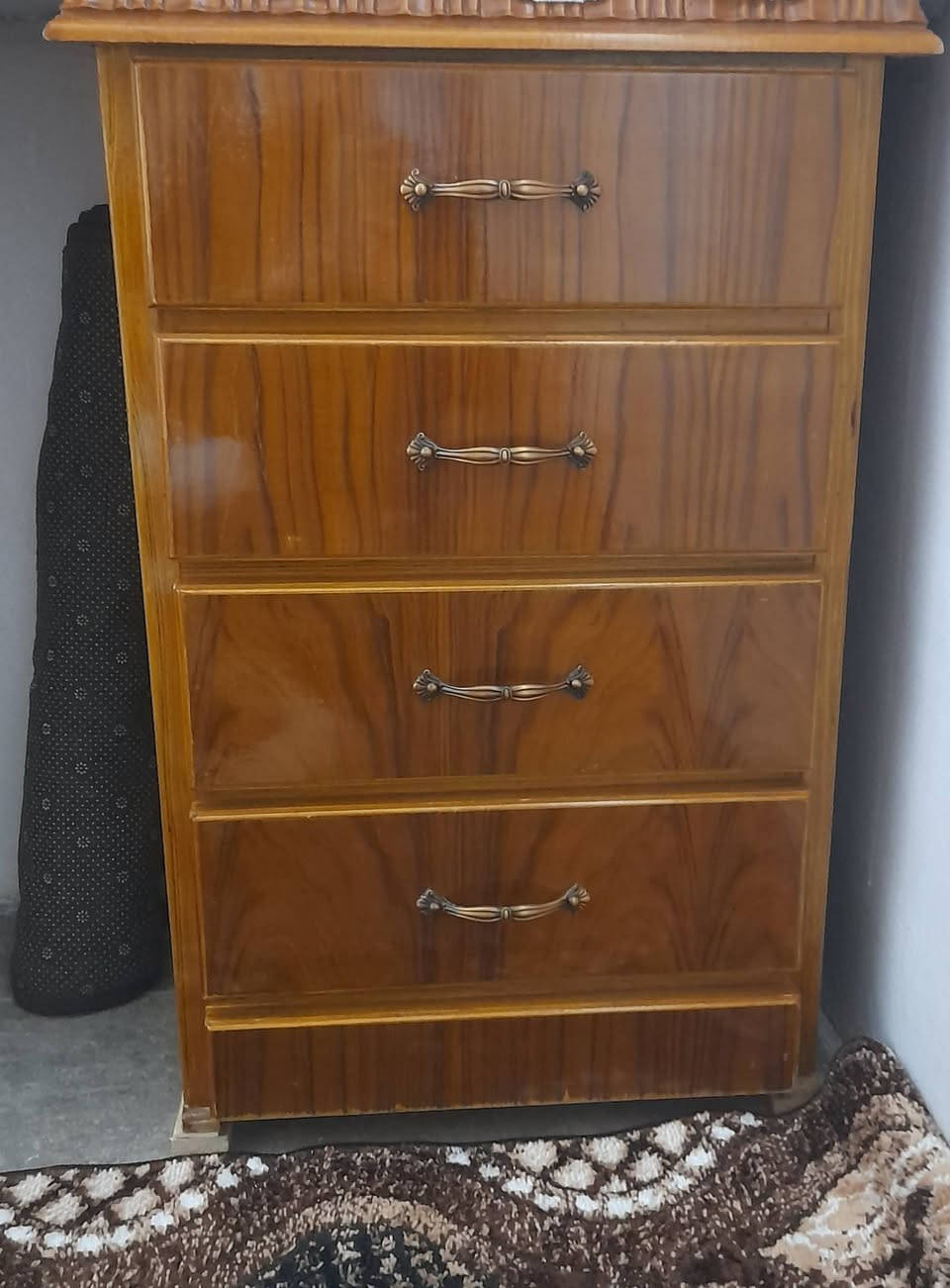 غرفة نوم للبيع للإستفسار الاتصال على الرقم ***********
