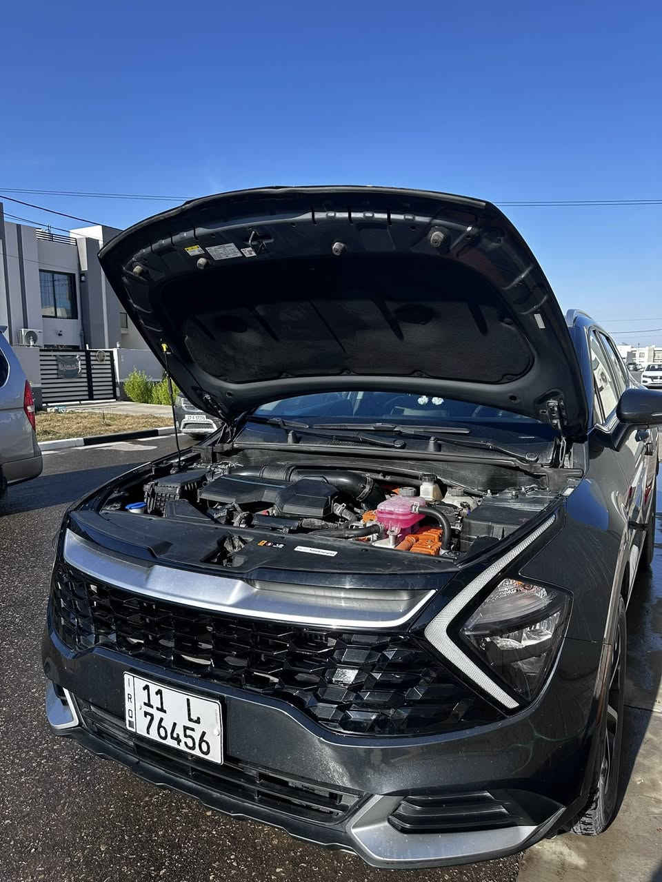 السلام عليكم

للبيع: كيا سبورتاج 2023 EX Hybrid
 
وارد أمريكي – نظيفة جداً

🔹 الموديل: 2023

🔹 الفئة: EX Hybrid

🔹 النظام: بنزين + كهرباء (هايبرد)

🔹المسافة المقطوعة : 36000 كيلو وليس ميل

🔹 الاستيراد: أمريكي

🔹 الحالة: ممتازة – استخدام شخصي

المحرك والأداء:

 • محرك 1.6 لتر تيربو GDI

 • نظام هايبرد كهربائي مدمج

 • القوة الكلية: 227 حصان

 • عزم قوي واستجابة سريعة

 • قير أوتوماتيك 6 سرعات تقليدي (مو CVT)

 • دفع رباعي

 • صرفية وقود ممتازة واقتصادية جداً داخل المدينة وخارجها

التجهيزات الداخلية:

 • مقاعد جلد أصلية فئة EX

 • كرسي سائق كهربائي متعدد الاتجاهات

 • تدفئة مقاعد أمامية

 • مكيف أوتوماتيك ثنائي التحكم (Dual Zone Climate Control)

 • شاشة وسطية 12.3 إنج أصلية وكالة

 • عدادات رقمية

 • Apple CarPlay + Android Auto

 • تشغيل بصمة (Smart Key + Push Start)

 • شاحن لاسلكي

رادرات ٣٦٠

 • تحكم كامل من المقود

 • مثبت سرعة

.قيادة شبه تلقائية

 • كاميرا خلفية دوارة

 • حساسات خلفية

 • نظام المحافظة على المسار

 • تنبيه تصادم أمامي

 • ١٦ ايرباگ (جميعها سليمة)

الإضاءة:

 • هيدلايت أمامي Projector عادي

 • إضاءة نهارية LED

 • أضوية خلفية قياسية

KNDPVCAGXP7087260

حادث السيارة : في الباب الخلفي (الصندوق فقط)، وتمت معالجتها أصولياً، وجميع الـ Airbags سليمة ولم تعمل. السيارة على وضعها الوكالة من الداخل بالكامل عنوان السياره كربلاء المقدسة سعر السياره 207 وبيها مجال رقم التلفون ***********/***********

