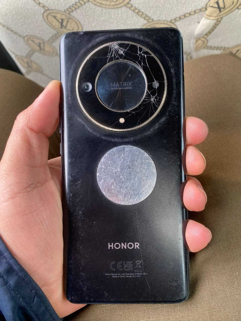 هونر x9b جهاز ما مفتوح ولا داخل صيانه بطاريته قويه ممساخدم هواي بس واكص وشاشه مكسوره من طرف والكامره الخلفيه هم مكسوره بس ما مأثر علتصوير تصويره كلش حلو مكاني بغداد -(سعر 130 الف ) معالج يشغل 90 فريم ⭐ ***********
