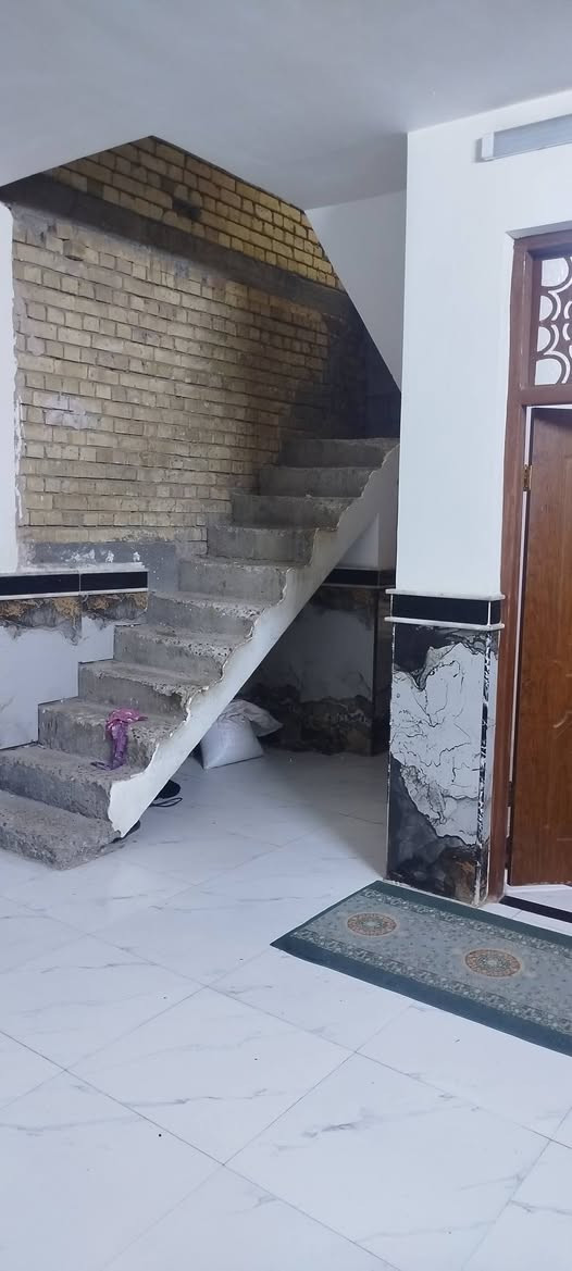 بيت لبيع مساحه 150 بنا حديث يتكون من طابقين الطابق الارضي صاله واستقبال وغرفتبن ومطبخ وحمام تواليت خارجي تواليت داخلي طابق الثاني اربع غرف وحمام كامله غرفه وحده
العنوان الكفائات 
الرقم ***********
***********
