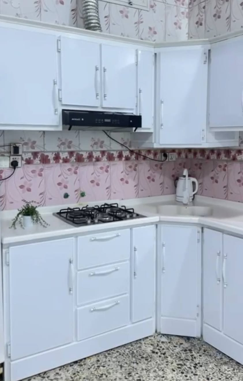 الكاونتر هذا تفصال مبطن قياس 3 ونص ويا الشافط والطباخ كلة 900 وبي مجال  كلش نضيف للتواصل ***********
