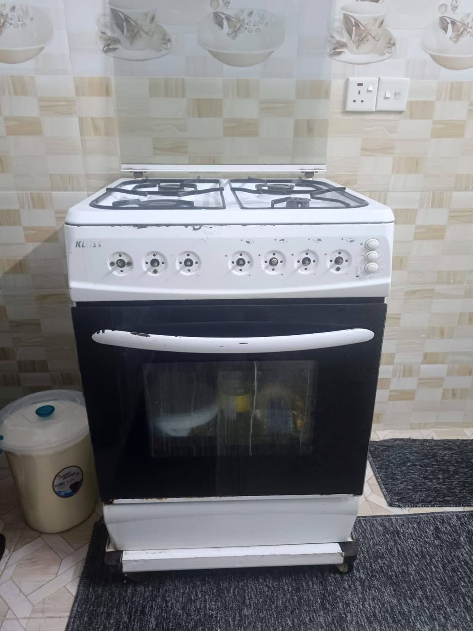 طباخ بيت اربع عيون فرن ابيض شغال ويا صوندة وراسية كامل والفرن شغال بسعر 35 الف للاستفسار الاتصال على الرقم ***********
