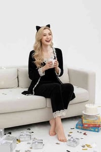 كوني انيقه ومتميزه مع بيج وايت ستور القطع يمنه غير اللحجز واتساب وراسل...