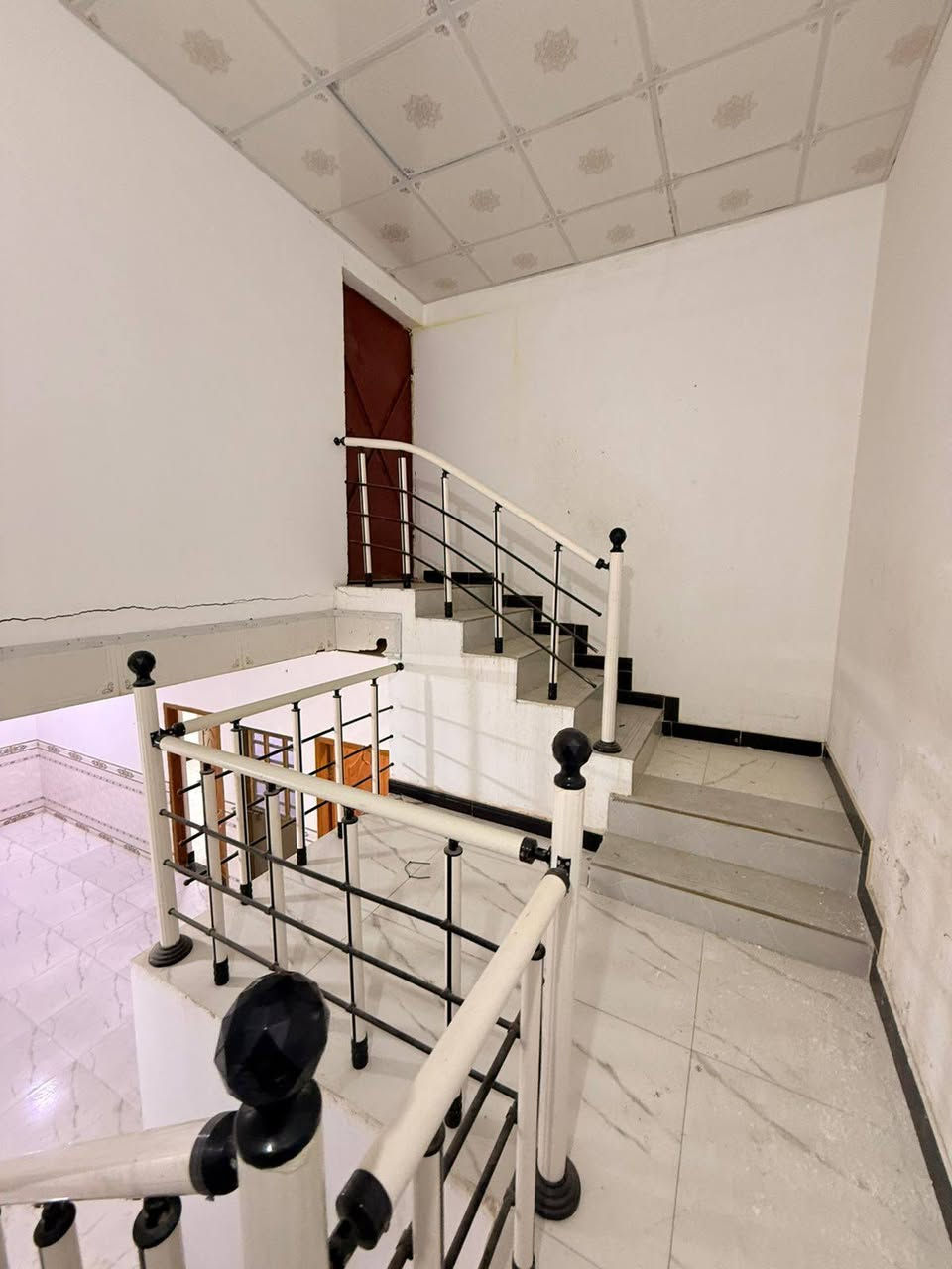 #سلام عليكم وسعد الله أوقاتكم ⁉️👋

#دار سكن للبيع طابقين 🏬 

#المساحه 200 متر بناء حديث 
فارغ و جاهز للسكن 

#يحتوي الطابق لأرضي على غرفتين نوم 
و ديوان و صالة و مناور 
و مطبخ و صحيات داخلي و خارجي 
و كراج سياره 
و حديقه 

#الطابق العلوي يحتوي على غرفتين نوم المجموع ٤ غرف 
و صاله و صحيات و صطح مال بيت 

طابو صرف زراعي بأسم عراقي سند ٢٥ اصولي 

#جميع الخدمات متوفره ثالث بيت عن شارع التبليط 
البيت على شارع 10 متر 
العنوان ببو الخصيب منطقه حي العسكري 
منطقه كلش مرتبه 
و هدوء

سعر البيت 135 و بي مجال 
للاستفسار
***********📞
