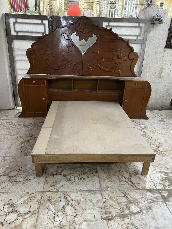 سلام عليكم جربايه كامله هيه والتاج نضيفه اي ضرر أو كسر مابيه سعر ٥٠ ***********
