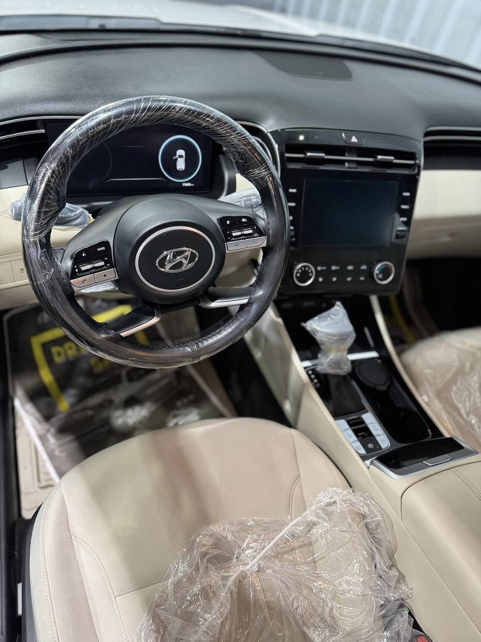 توسان موديل ٢٣ كفاله عامه حته من البارد فول  مواصفات
عدا البنوراما ومعروفه مواصفات التوسان 
السياره بحاله الوكاله ماشيه (١٧) الف 
الرقم (***********)
