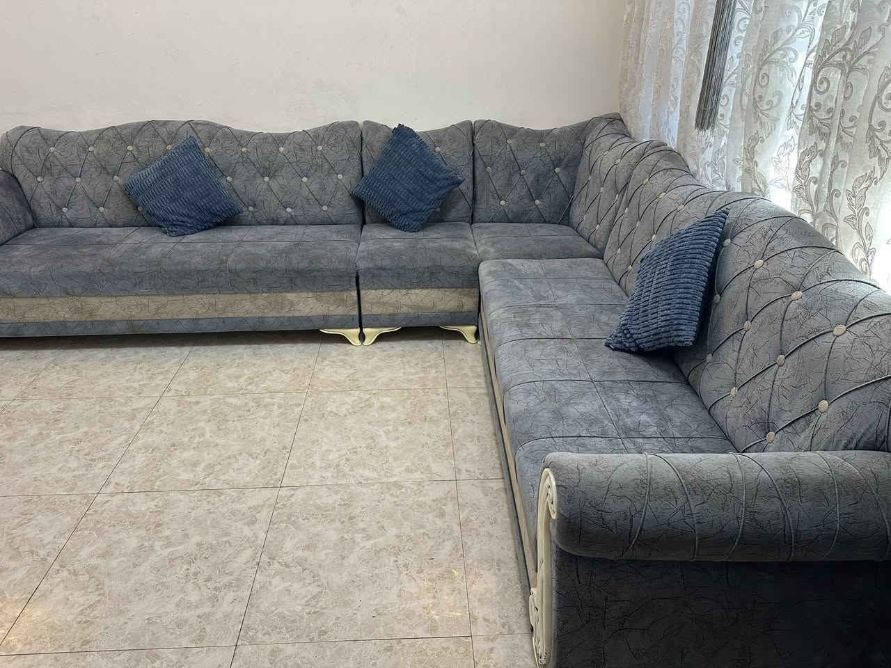 سلام عليكم
ديوان ١٠ مقاعد 
للبيع 
 
وميز طعام +كراسي 
مكاني بغداد البكريه 

***********
