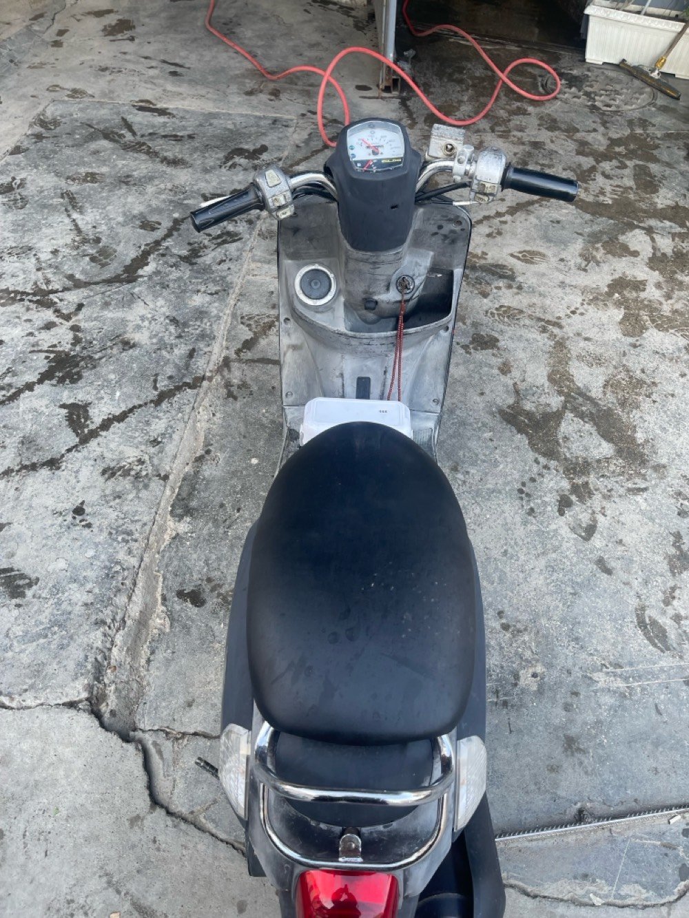 دراجة نارية قديمة موديل كيوتا بلون أسود. بحالة جيدة وتعمل بصورة جيدة. تقدملكم وسيلة نقل اقتصادية ومريحة للتنقل داخل المدينة، مثالية للاستخدام اليومي.