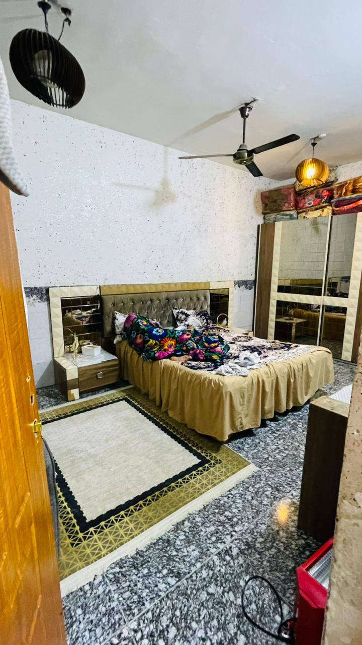 السلام عليكم بيت 120 متر 6*20 طابقين بنيان جديد كله كامله نقصه بس واجهيه
العنوان حي الجهاد يم المدارس 
تواصل ***********
