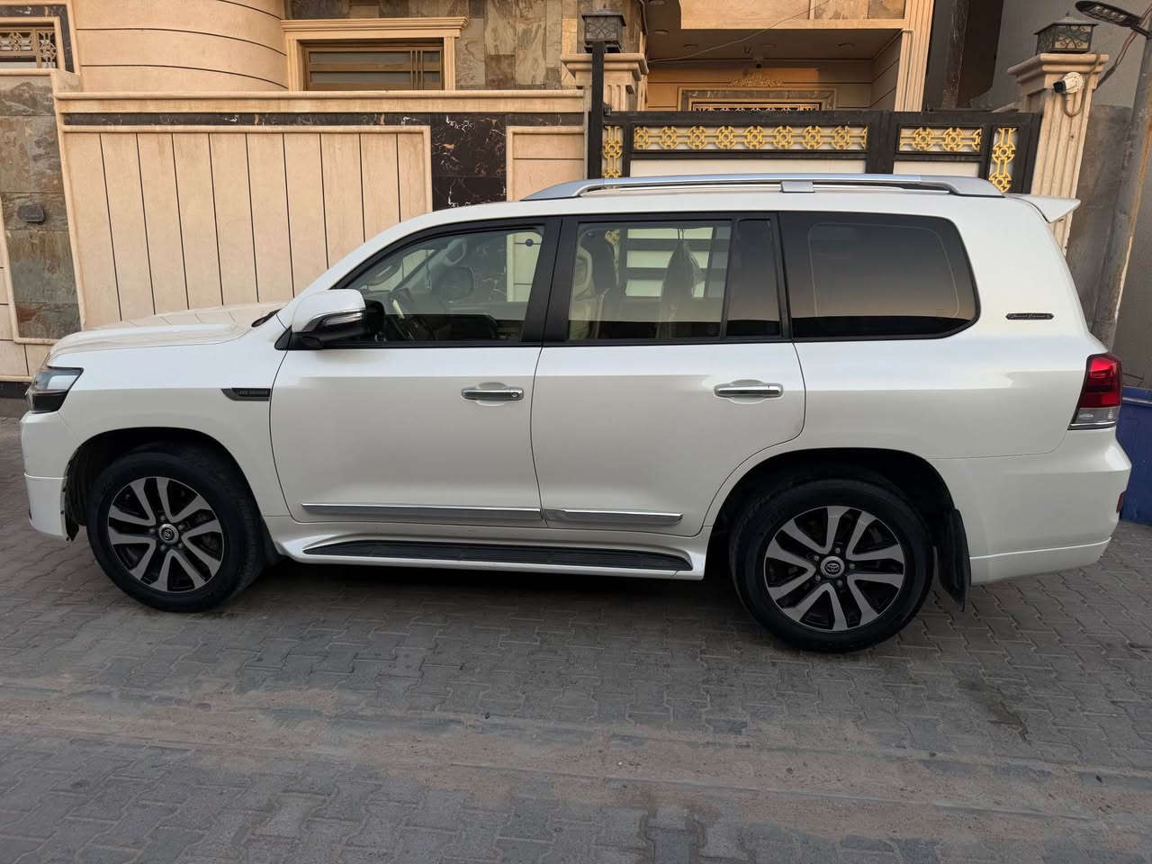 للبيع لاندكروز 
White Edition GX-R 2018
خليجي كفالة عامة عدا شخوط
بسيطة
محرك V8 5.7
ابيض لؤلؤي
مقاعد جلد
فتحة سقف
دخول وتشغيل بصمة
كاميرا خلفية
عداد المسافة km 197400
مكان السيارة بصرة
*********** البصرة, العراق
