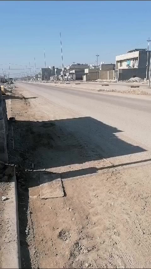 عندي قطعة ٢٠٠متر منطقة النفط ثالث قطعة عن شارع الحشد رقم القطعة ٦٣٠ القطعة بأسمي .واني مو  دلال مكانها قريب عن الشارع  الفيديو قديم قبل أكثر من سنة الان صار فيها بناء وماء وتم حفر المجاري 
السعر ٦٥ 
***********
