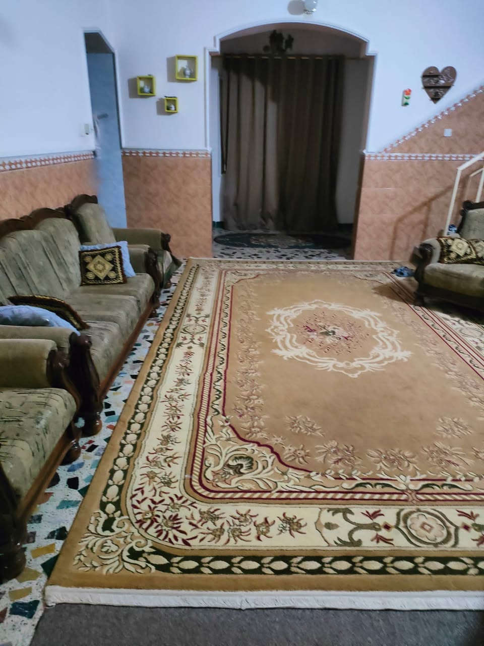 للبيع 
بالفلوجه/ منطقه وفيه العاني قرب المستشفى  بيت  350mممكن  ان يتخور مجمع طبي او سكن متكون من طابقين الطابق الارضي غرفتين نوم واستقبال وصاله ومطبخ حار وبارد وصحيات خارجيه وداخليه وحديقه وكراج والطابق الأول غرفتين نوم وصاله وصحيات  البيت ع شارع 10m وحديقه التفاصيل / مكتب المانع للعقار ***********واتساب //***********
