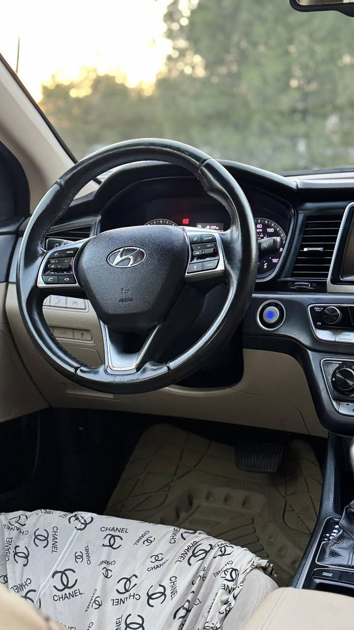 للبيع هونداي سوناتا 2018
سوناتا 2018 فول مواصفات ما عدا الفتحه 
والكشنات مخمل 
السيارة وارد امريكي 
حادثها نصف الجاملغ الايمن 
السياره بدون دواخل وبدون ايرباكات 
ماشية 88 الف ميل 
مواصفات 
بصمة 
رادار جانبي 
رادار امامي وتحديد مسار وقيادة ذاتية 
شاشة كبيرة 
اوتو هولد 
سايد بريك بصمة 
كشن السايق كهربائي 
داخل لونين بيجي واسود 
مكان السيارة بغداد
السعر135 وبيها مجال 
للاستفسار الاتصال على الرقم 
*********** 
مكان السيارة بغداد
