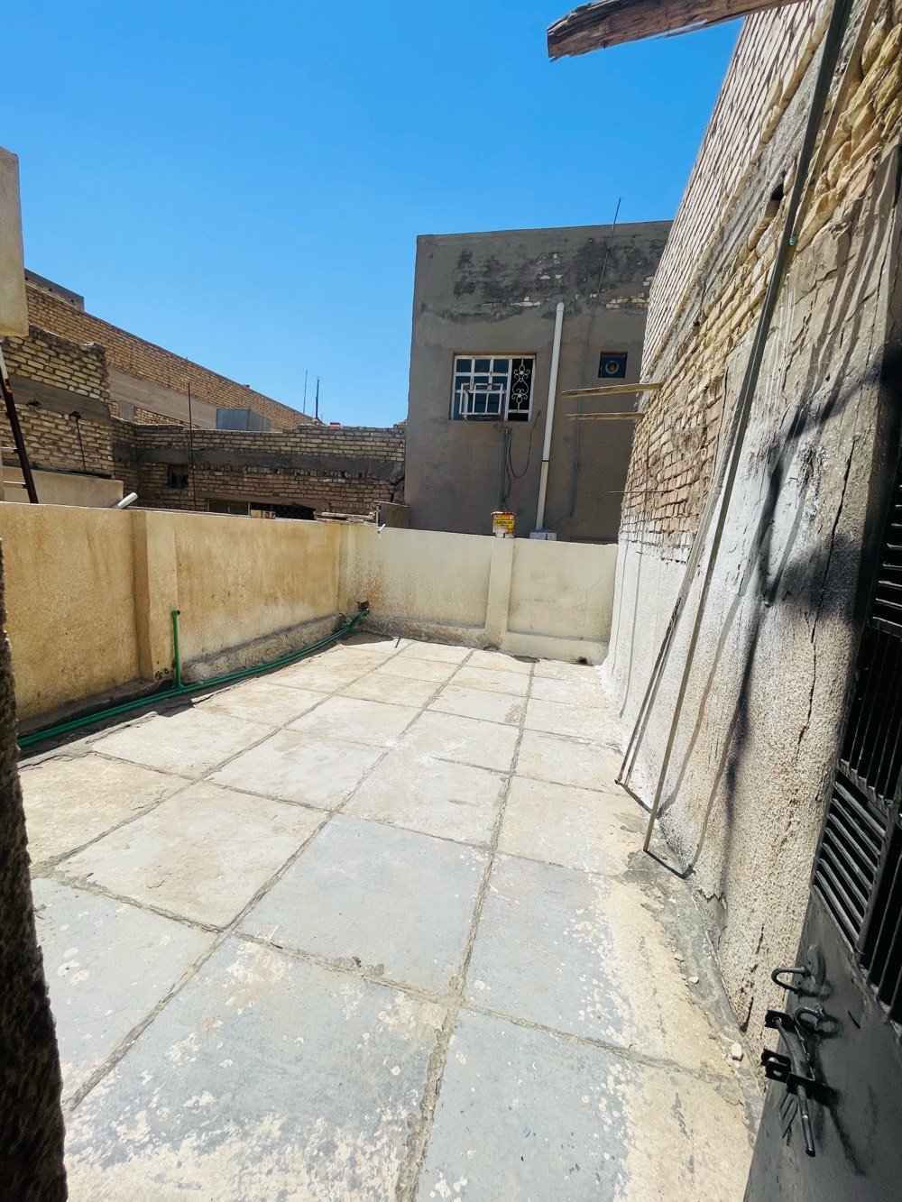 السلام عليكم 
للبيع دار سكني الموقع بغداد حسينية الراشدية مجاور العمارة الحمراء خلف الشارع التجاري (شارع المكاتب) 

مواصفات الدار :-
موقع جداً ممتاز 
ترميم جديد قبل أيام طلعو الخلفات من عنده شغل درجة أولى الدار فارغ وجاهز للسكن 
مساحة الدار 80 متر 
1-گراج 
2-استقبال
3-مطبخ
4-صحيات
الطابق الأرضي:غرفة واحدة 
الطابق الثاني:غرفة واحدة مع صالة 

السعر 120 مليون وبي مجال جداً بسيط
للأستفسار الأتصال على 
***********
***********