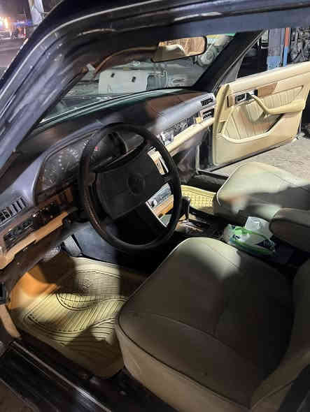 مارسدس s300موديل 1987 محرك بلادي وضعها زين بس يحتاجلها تعديل بل غرفها مثل ماشوفون ولسعر 43وبيها مجال بصيط ليحب يتواصل *********** حياكم الله
