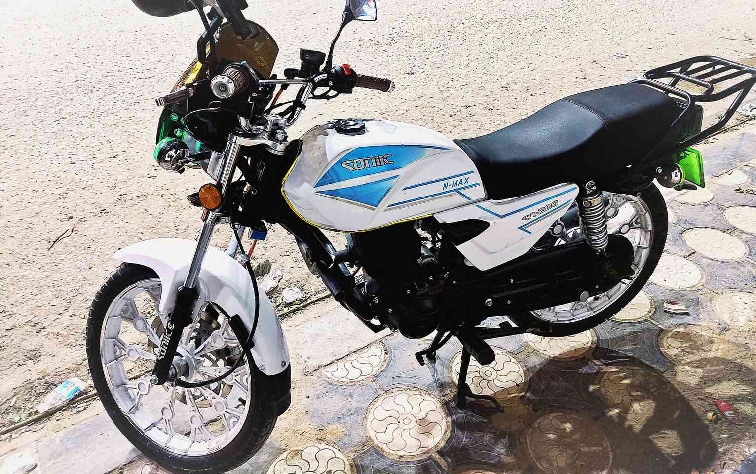 الي يدور مرقم ((نجف))  ولوحات  ومداور ثاني يوم ومديل٢٥ صارلهة شهر مشتغلة 
سونلك ٥كير
سبب البيع  ضرف وحتاجيت الفلوس 
دراجة جديدة ونضيييييفة وكاملة مكملة وكلشي شغال
الناس جاي تاخذهة للدلفري كلش قوية لان مكينته مال دايون 200cc
السعر 1900 
***********
متوفر واتساب ايضا
