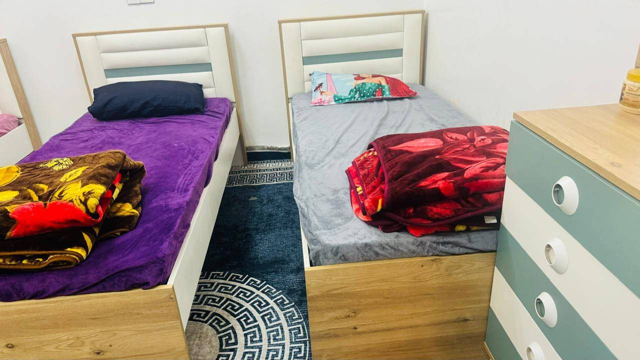 للبيع غرفة نوم متكونه من كنتور زاويه ٦ ابواب ومقسم ٣ قطع وسرير عدد 2 وميز تواليت للتواصل ***********
