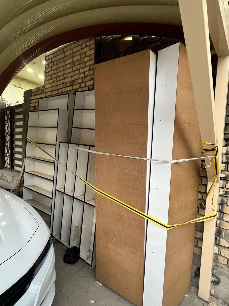 السلام عليكم رفوف محل كامله للبيع جدد استخدام قليل قيم وخذ رقم التلفون ***********
