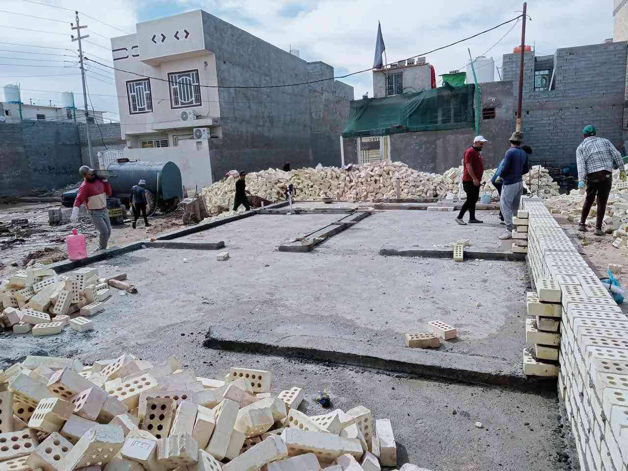 عروض الهيكل🏠
هيكل مسقف.

العرض الاول بقيمة##عرض 190 الف دينار للمتر الواحد هيكل عظم مسقف ذرعة سقف.
1 .تنظيف الارض و نقل الانقاض خارج الموقع و التحقق من اماكن الروطانات و معالجتها . 
2 .القيام بالاعمال المساحية شاملة ضبط الاستوائية و تثبيت الحدود أو رفع واقع الحال .
3 .تنفيذ شبكة مكافحة الارضة .
4 .فرش طبقة من الجلمود حسب الحاجة و طبقة من الحصى الخابط صنف A او B مع الحدل و الرش الجيد .
5 .رش المبيدات الحشرية و مواد مكافحة الارضة مع فرش نايلون سميك .
6 .تنفيذ أعمال الصحيات بأستخدام بوري مصري نوع الامل الشريف و منهولات جاهزة بلاستك بقطر 400
ملم .
7 .المباشرة بأعمال الحدادة بأستخدام حديد محلي نوع ماس أو FF بقطر 12 ملم مع عمل جسور 16 ملم على محيط القطعة .
8 .صب الرفت بالكونكريت بأستخدام خباطة مركزية نوع 30 C ( نوع السمنت مقاوم للأملاح ) .
9 .تسقيط و صب البادلو بأستخدام سمنت مقاوم وبسمك 20 سم مع استخدام مادة مضافة مانعة للرطوبة .
10.البناء بأجود انواع الطابوق الاصفر والذي يحتوي على اقل نسبة املاح على ان يكون صافي ارتفاع الطابق 
الارضي 3.1 متر و الاول 3 متر و البيتونة 2.7 متر .
11.تنفيذ أعمال نجارة السقوف بأستخدام قالب نظيف مع عمل جسور محيطية و مردات مياه كل حسب مكانه .
12.القيام بأعمال تسليح السقوف بأستخدام حديد محلي نوع ماس أو FF مع عمل جسور مخفية حسب الحاجة .
13.عمل نزالات الصحيات و الستلايت و الانترنت وتثبيت جكشنات الانارة في السقوف و حسب التصميم .
14.صب السقوف بأستخدام كونكريت مركزي C30. 
15.يكون ارتفاع الابواب 2.2 م .
16.ارتفاع الستارة 1.5 متر بسمك 4 انج مع عمل اعمدة بسمك 9 انج كل 2 م.
للاستفسار يرجى مراسله الصفحه على الفيسبوك اوالواتساب 
***********
إشراف - تنفيذ - استشارات هندسية
مكتب بوابة عشتار للعمارة والتصميم
كربلاء المقدسة.
ملاحظة العمل نقدا بنظام الدفعات الجزئية على مراحل العمل والانجاز.
