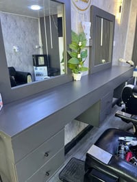 ديكور حلاقه mdf متكون من ميز طوله مترين و70 سم ونزاله 40سم مجرات عدد 6...