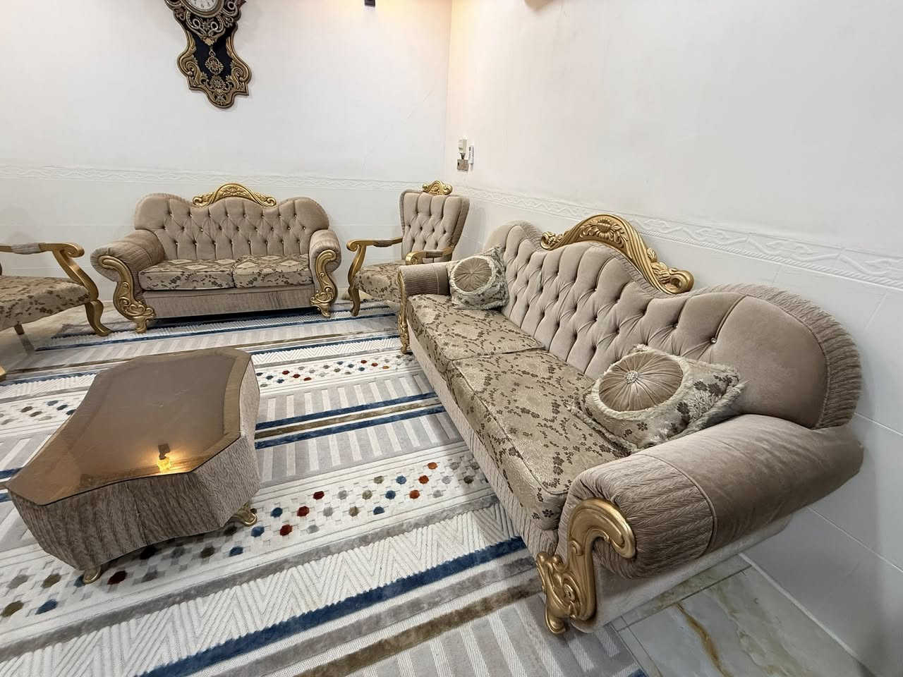 السلام عليكم
تخم تركي ملكي 10 مقعد مع طبله وسطية 

نظافة 90 ‎%‎

الموقع تكريت حي القادسيه 

للأستفسار ***********
