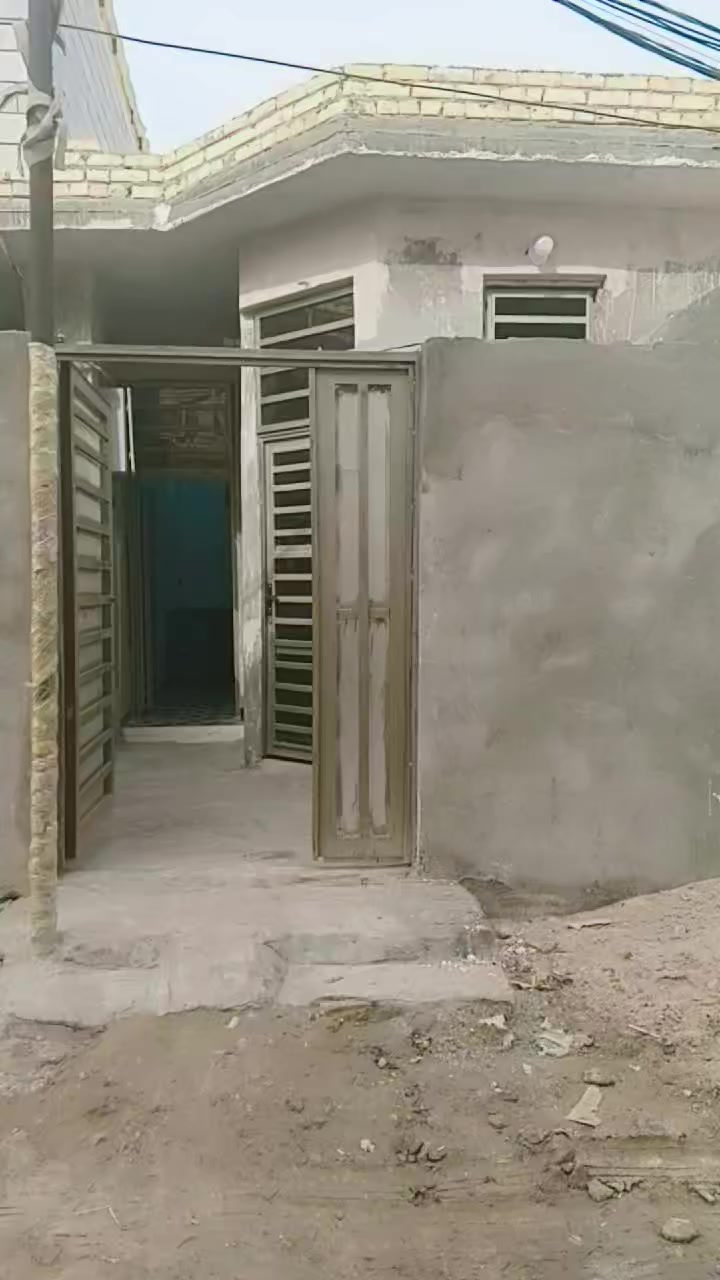 بيت للبيع 100م غرفه مطبخ صاله استقبال صحيات العنوان نهاية الاسكان الصناعي مقابيل حي جوادين عمود 46
السعر 35 وبي مجال 
***********
***********

