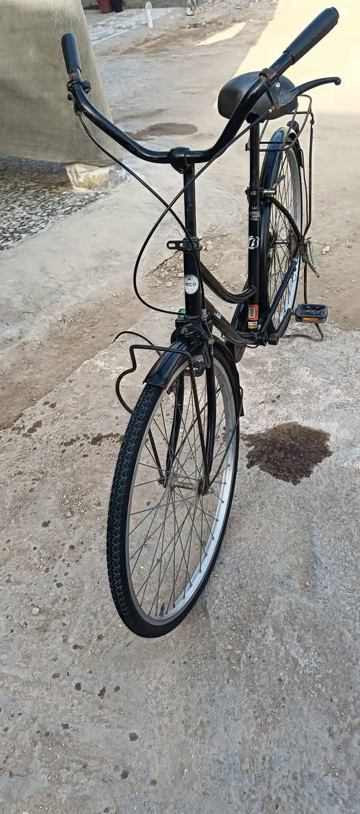 سلام عليكم شباب بايسكل للبيع حجم 26موديل 2018البايسكل حويه برغي مانقصه شرط فحص  ومكاني حله شارع 100يم حلويات قصر الشام للستفسار خاص او على واتساب *********** وبيكم خير وتدللون
