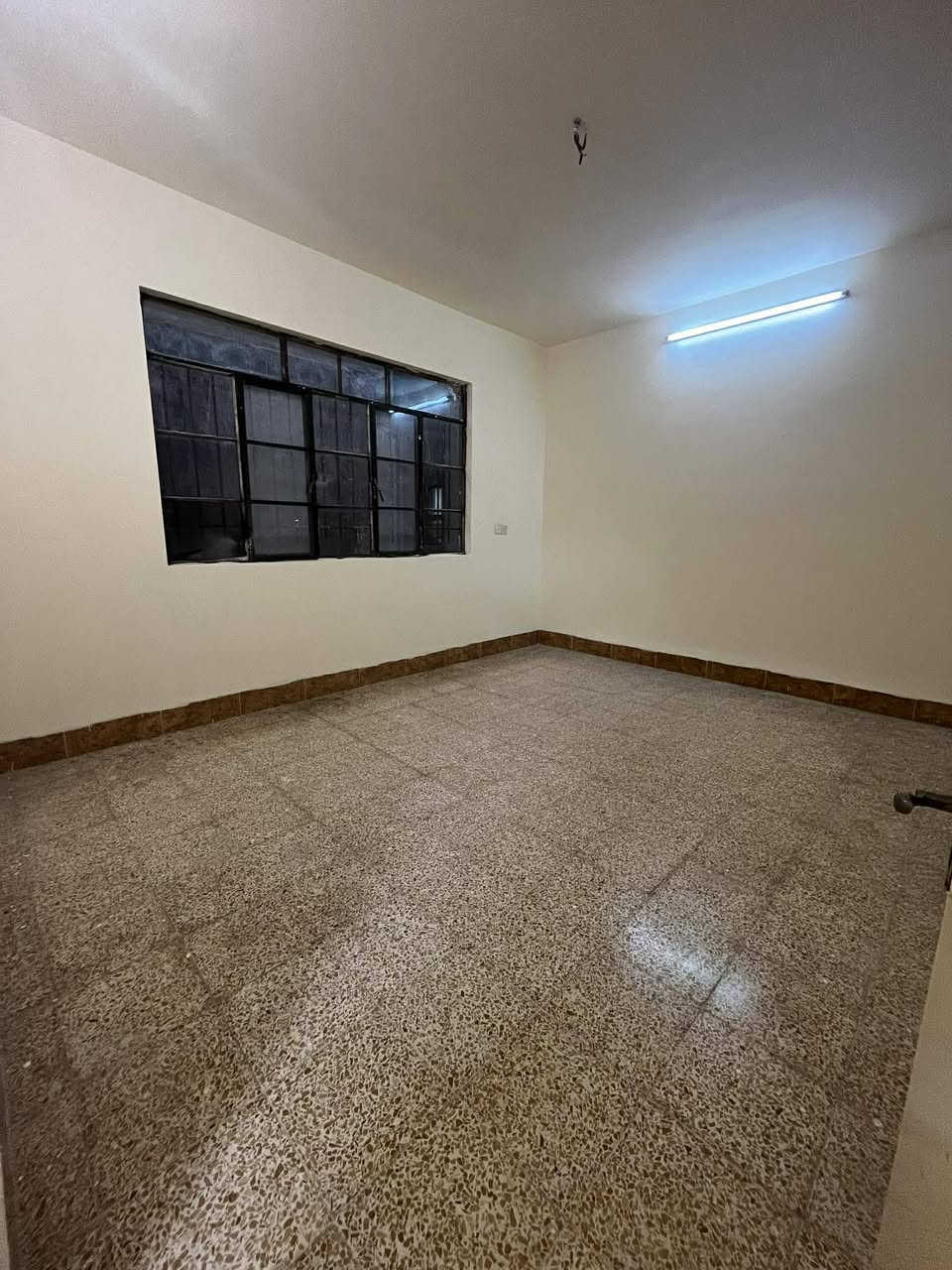 السلام عليكم شقة للايجار في حي الصديق قرب جامع صلة الأرحام متكونة من استقبال وغرفة كبيرة وغرفة صغيرة وترهم للأطفال أيضاً ومطبخ حار وبارد كبير وصغير وصحيات.. مطلوب عدد نفرات قليلة لاتتجاوز الـــ 3 نفرات للأستفسار والتواصل على الرقم التالي 
***********
