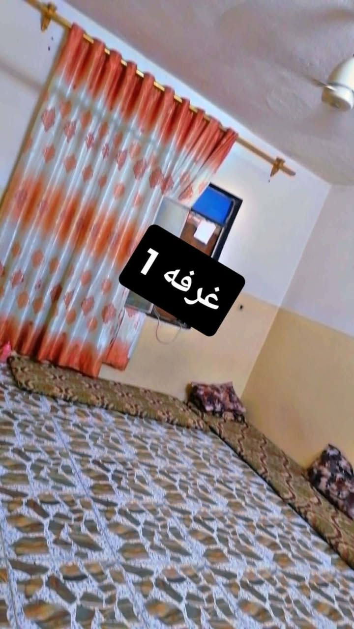 دار للبيع في حي الانتصار المساحة 250 متر سند طابو ثلاث غرف نوم واستقبال ومطبخ  حار بارد وحمام السطح كاشي بيع مستعجل الاتصال على الارقام التالية  ***********و ***********
