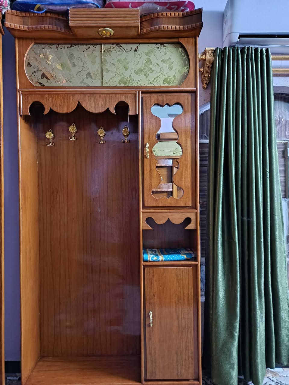 السلام عليكم
چربايه وميزها ودوشك +زاويه +كومدي+ ديوان
السعر 500 وبيها مجال 
المكان فلوجه قرب جسر الثالث
***********
***********
