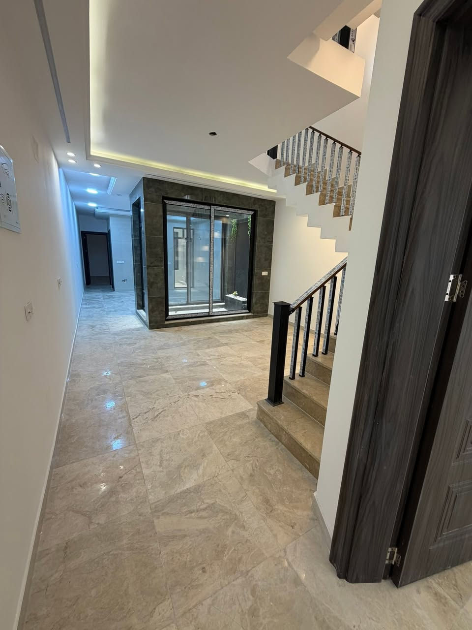 ✋🏼 زبائننا الكرام للبيع دار سكن 
💫سنه البناء 2026 درجه اولى

🔺المساحة : 127/5  متر ( ملكي )

🔻الواجهة: 5م      🔻النزال:25/5 م.

🚴‍♀️الشارع 15 م مع رصيف 4 
📦 المنزل فارغ حالياً - جاهز للسكن فوراً
🤚
✅ واجهة مرمر بتصميم حديث
✅ أرضية مرمر
✅ محجر ألمنيوم جام درجة أولى
✅ شبابيك ألمنيوم سلايد مقطع ممتاز
✅ جدران سيراميك ألواح
✅ أبواب داخلية صار ماليزي- أحدث تصميم
✅ أبواب خارجية قاصة
✅ ديكورات داخلية ابروفايل

🤚تفاصيل العقار

🔸 الطابق الأرضي:
  مدخلين + صاله ضيوف 
+مطبخ + صاله عائله+ غرفه نوم سويت + شلال داخلي

🔸 الطابق الأول:
3 غرف نوم (منها غرفتين سويت) + خدمات

🔸 الطابق الثاني:
بيتونة + سطح أمامي وخلفي
 
📍موقع الدار بغداد حي البنوك  ( مربع الكنيسه )

المكتب مفتوح من🕔9 صباحاً لغالية 🕣11مسأآ🔔
_____________________________________
للاستفسار مراسلة الصفحة
او الاتصال 

☎️***********

متوفر واتساب📞 او مراجعة⭕ .( السالم للعقار )  

📍 عنوان المكتب: حي البنوك شارع الكنيسه
