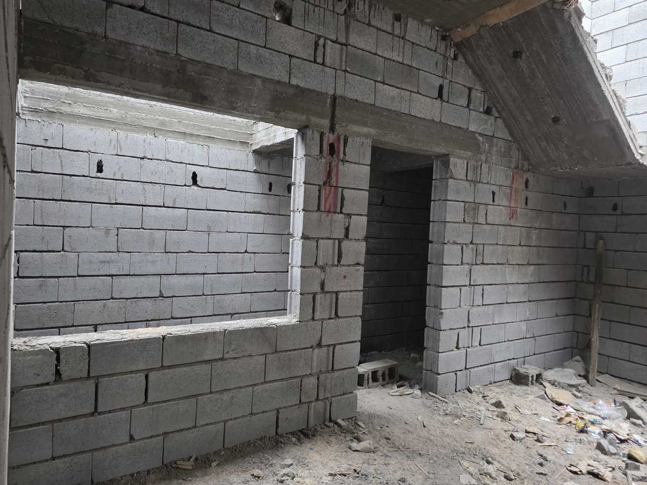 بيت هيكل كامل للبيع 
مساحة ١٠٠ متر مربع 
١٠ في ١٠ 
بي ديوان وغرفه ومطبخ وحمامات ٢ 
بناء درجه اولى 
رباط ارضي شبابيك مسلح سقف . 
الابواب الخارجيه تفاصل جاهزه من ضمن بيت .
خلف سنتر ارشد ماعلي اي كص ولا ازاله. 
ماي كهرباء متوفر منطقه حلوه وشارع ١٠ كبالها .
التفاصيل اكثر  ***********
