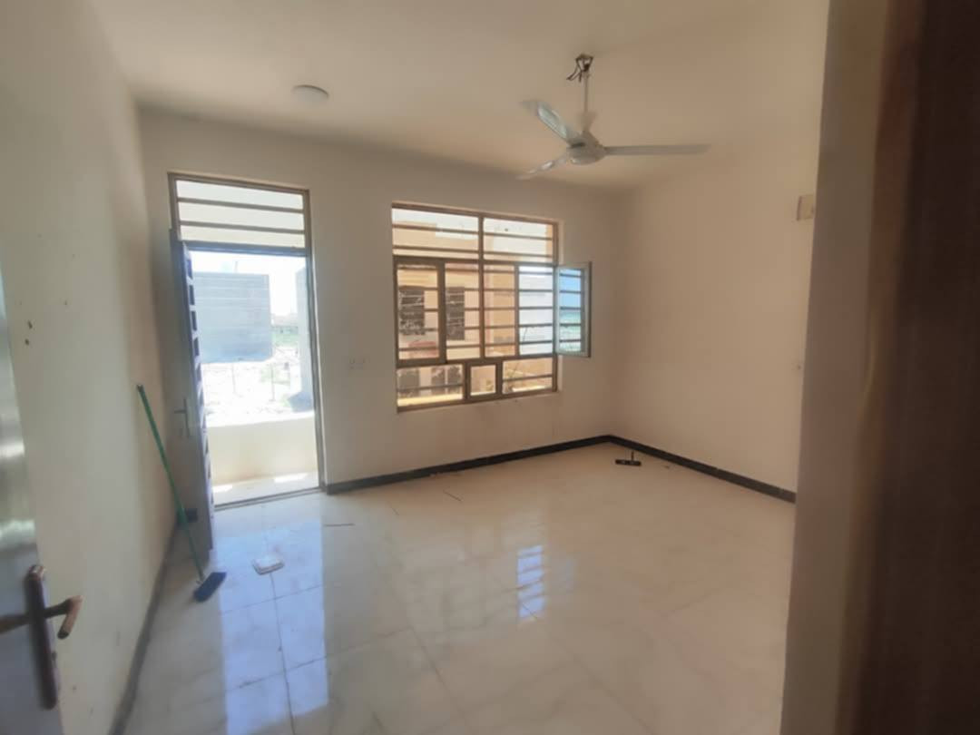 سلام عليكم ورحمة الله وبركاته دار للبيع الدوره حي دجله النسيم زراعي. ٥٠متر طابقين ونص سعره ٩٥ وبيه مجال انشالله *********** مكتب الهلال للعقار يرهم امراوس بقطعه
